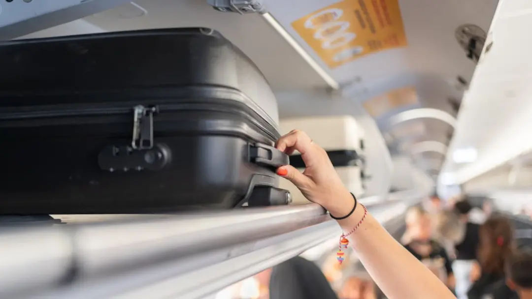 10 produtos práticos para viajar sem levar bagagem extra é o que aparece. Viajar só com mochila diminui o custo, o que …