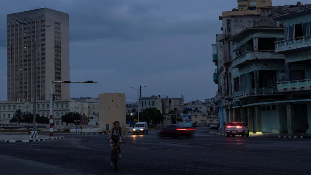Cuba teve blecaute total na sexta após a queda da rede elétrica. É o sexto colapso parcial ou total do ano, ligado ao b…