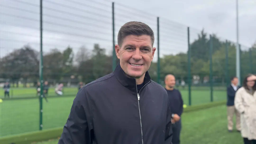Steven Gerrard fala sobre o programa de futebol e educação para jovens de 16 a 19 anos em Mossley Hill. É muito importa…