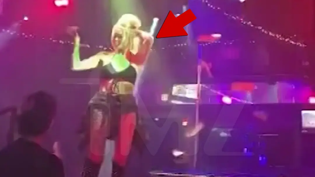 Bunnie XO assistindo a performances em um strip club no Texas. A cena mostra um capítulo novo da vida dela sendo vivido…