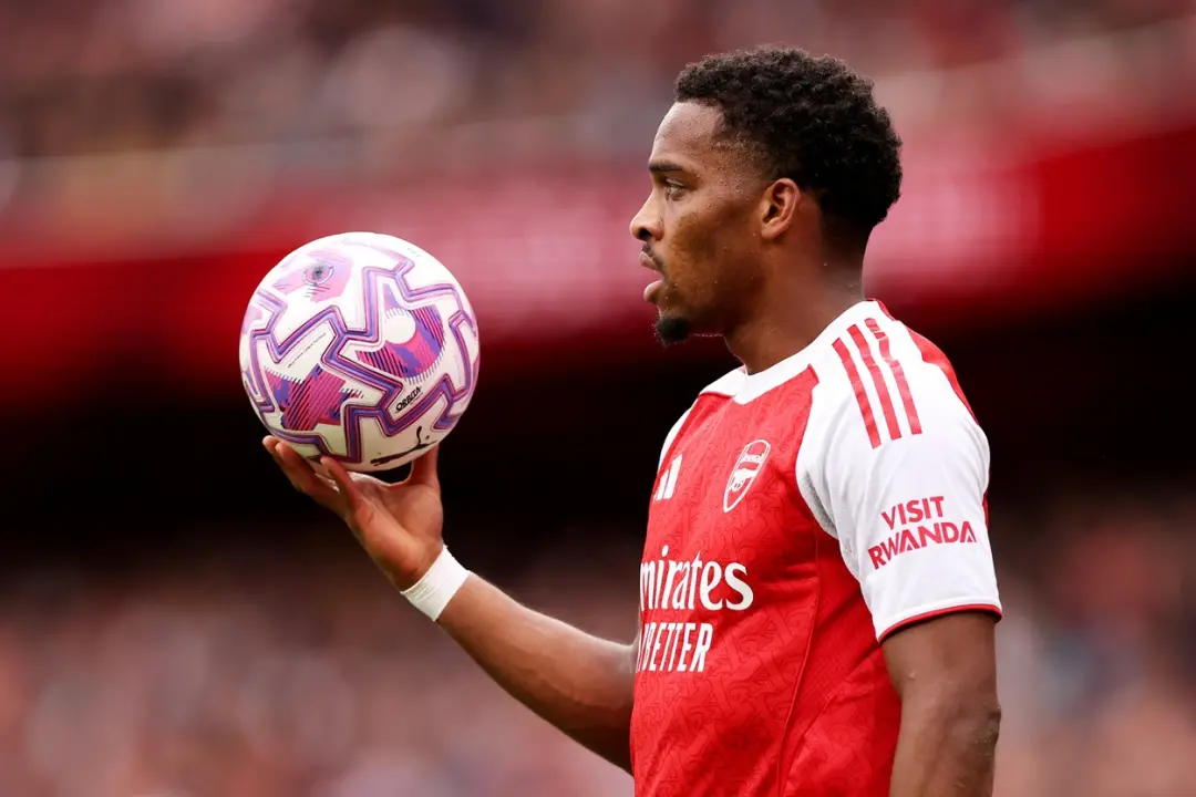 Arsenal enfrenta o Brighton no Amex neste sábado e Ben White foi confirmado como bem após ser retirado em campo. A disp…