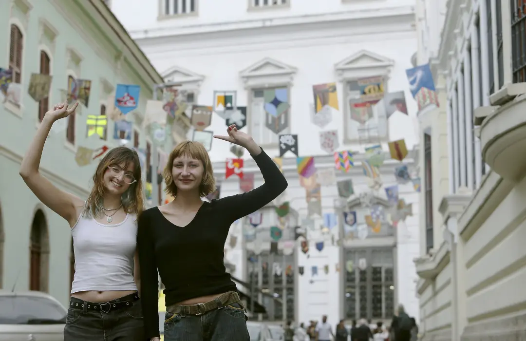 Três centenas e oitenta e sete artistas participam de exposições a céu aberto no Centro e Lapa com bandeiras e fachadas…
