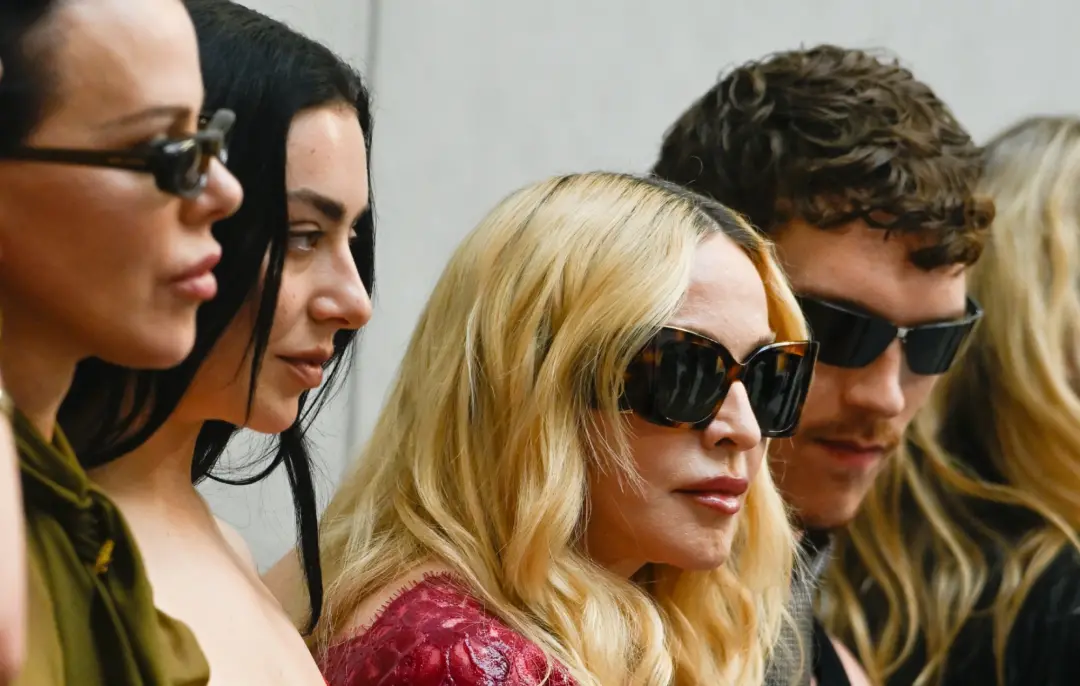 Madonna e Charli XCX lançam a faixa Danceteria Afterhours na próxima quinta-feira, 24 de setembro. A colaboração promet…