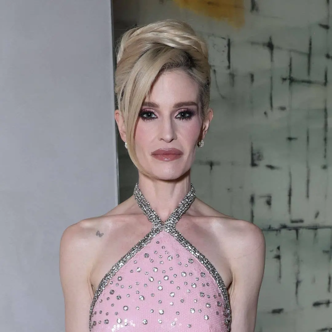 Kelly Osbourne, em Londres Fashion Week, apareceu com cabelo curto escuro e franja assimétrica, quase inconfundível. A …