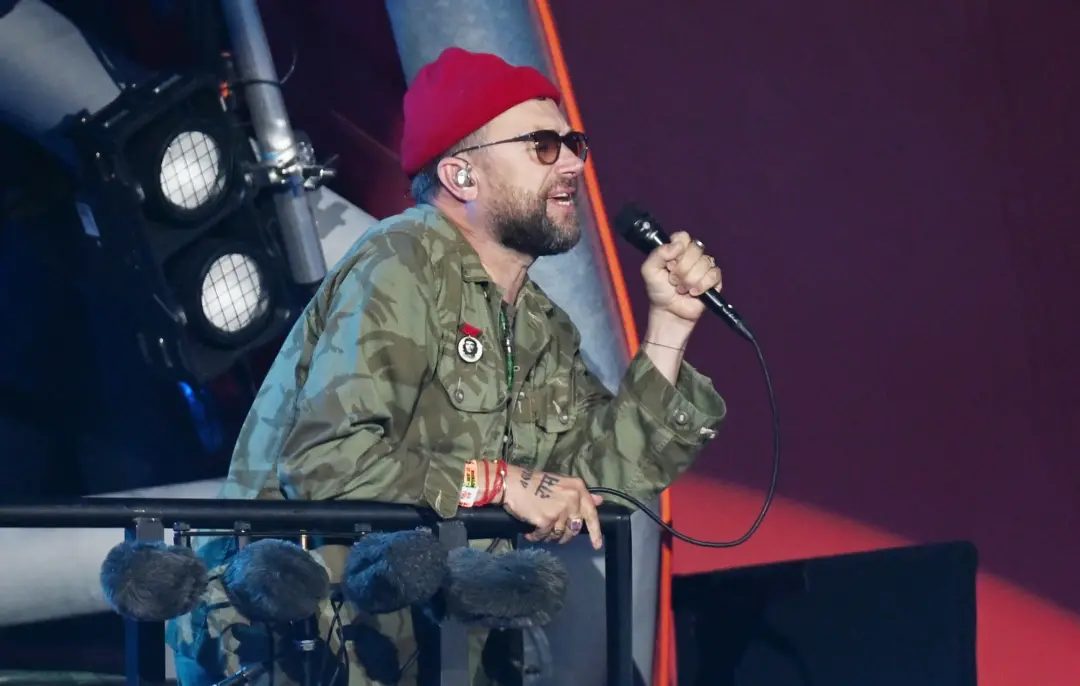 Damon Albarn levantou uma bandeira palestina durante o início da turnê norte-americana do Gorillaz em Orlando, dizendo …