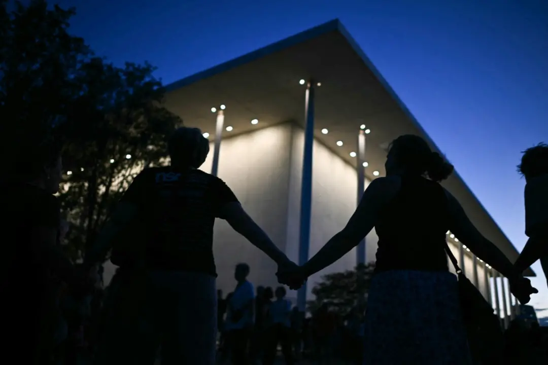 Manifestantes cercaram o Kennedy Center em Washington contra a ameaça de Trump demolir o complexo se ele não voltar a s…
