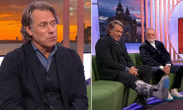 John Bishop apareceu no programa The One Show usando uma bota ortopédica após quebrou o tornozelo em um acidente de mot…
