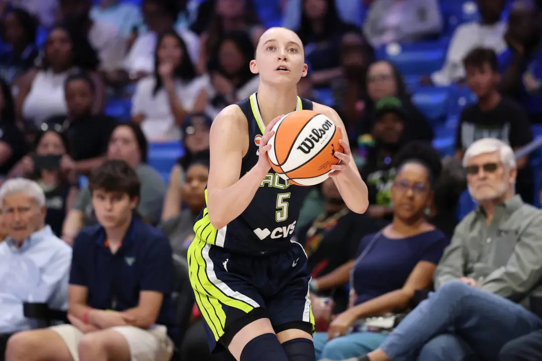 Paige Bueckers marcou 19 pontos na vitória das Dallas Wings contra as Los Angeles Sparks, e teve um momento viral troca…