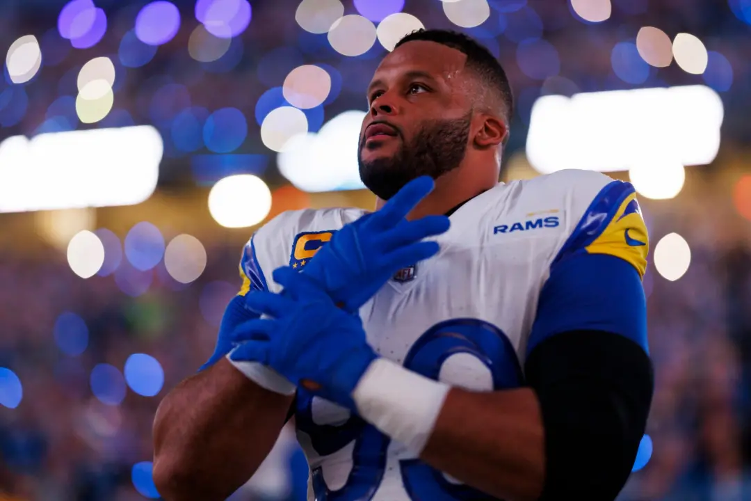 Aaron Donald confirma que o plano é retornar para jogar contra os New York Giants. Depois de um tempo fora, sua presenç…