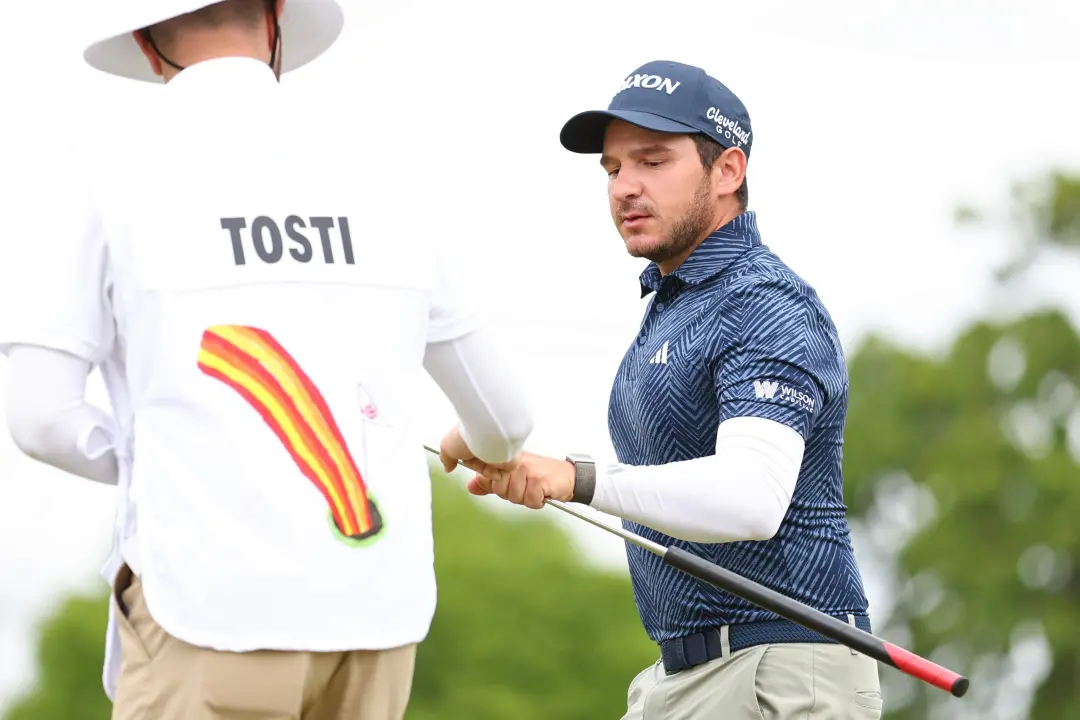Alejandro Tosti teve que terminar a rodada no Biltmore sem o caddie Cliff Ellis. A decisão do profissional de simplesme…