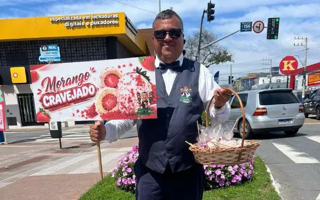 Márcio Rodrigues faturou R$ 4.500 em um dia vendendo morangos cravejados no semáforo de Itajaí, SC. A lógica de servir …