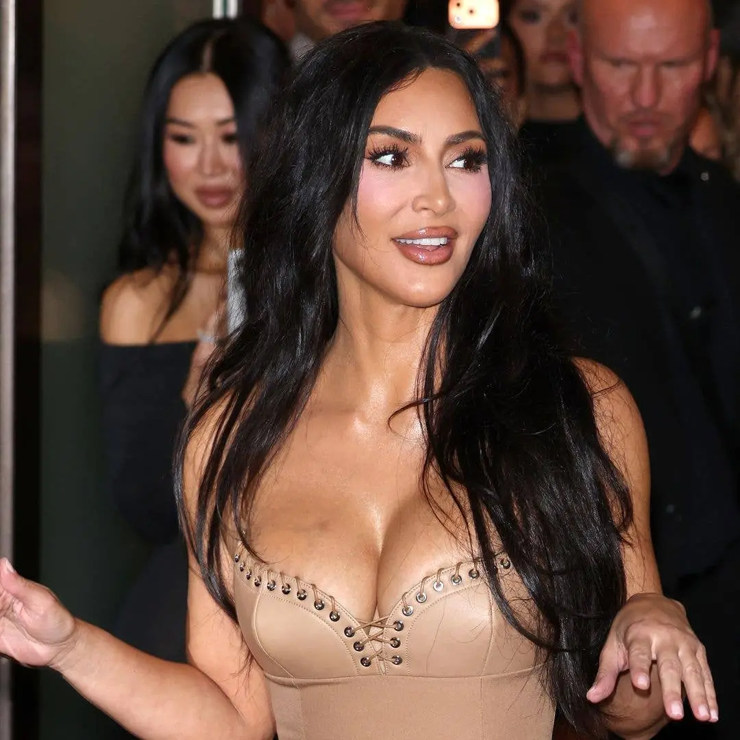 Kim Kardashian apareceu em um vestido bege de Ludovic de Saint Sernin na festa de lançamento da loja Skims em Londres. …