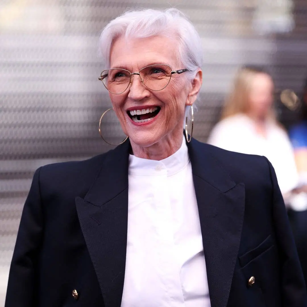 Maye Musk, mãe do Elon Musk, mostrou sua figura esguia em um tailleur cinza deslumbrante aos 78 anos. A idade é só um n…