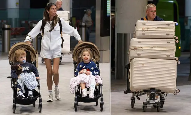 Amy Childs chegou ao aeroporto com os filhos antes do segundo casamento na Espanha, vestindo um moletom Mrs Delbosq. A …