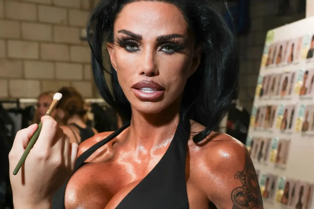 Katie Price voltou ao mundo da passarela em Londres Fashion Week. Ela desfilou em um colete apertado que mal continha s…