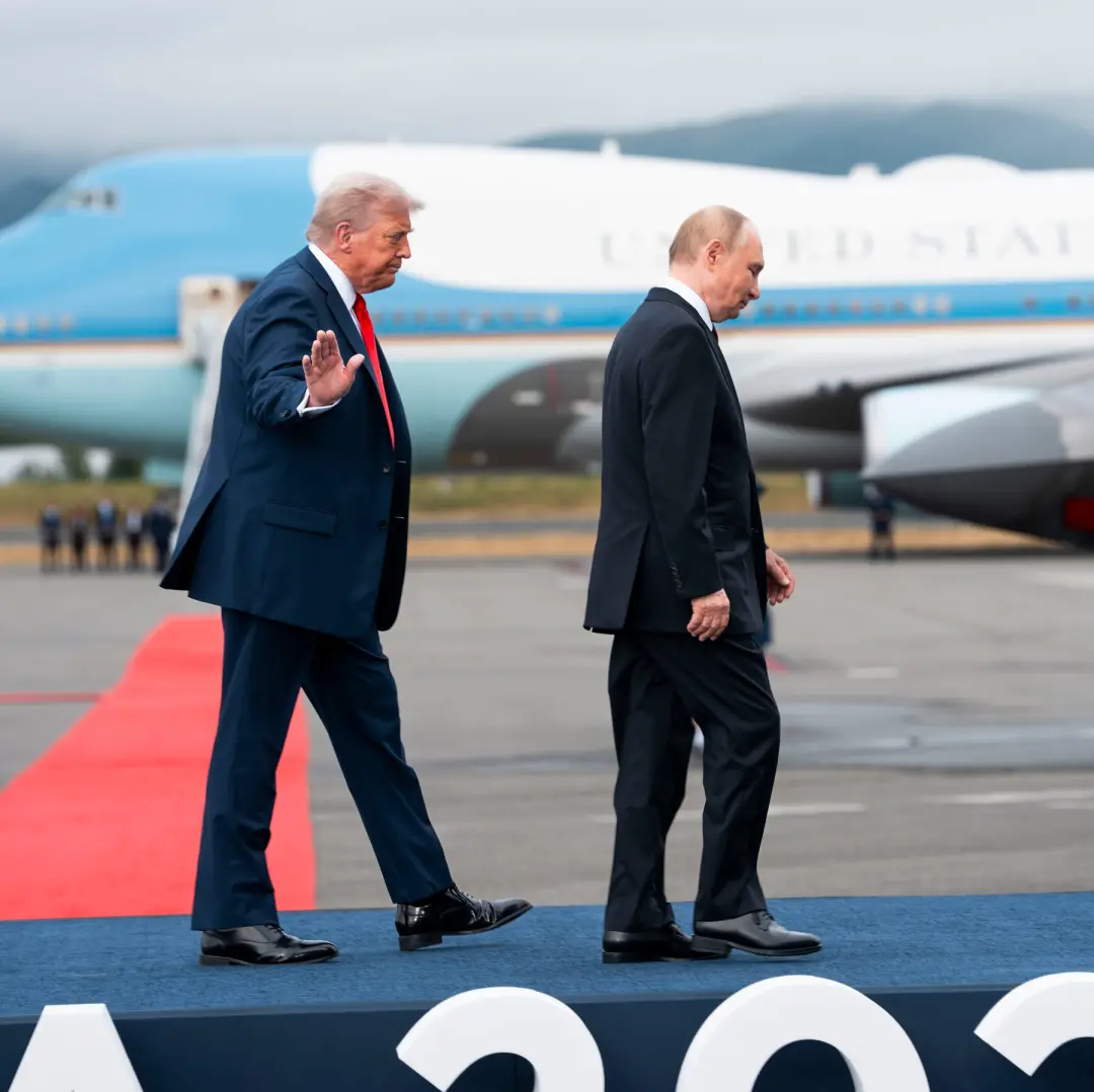 Trump assinou lei de sanções dos EUA, nomeada em homenagem a Lindsey Graham, na Casa Branca. A Rússia alertou que essa …