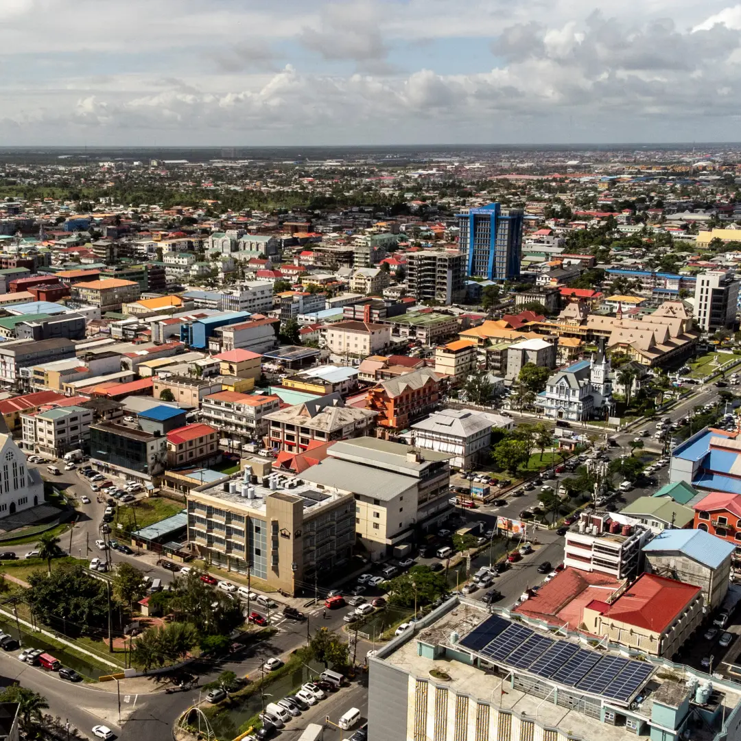 Guiana, rica em petróleo, vive um crescimento acelerado. Mas esse boom gigante acende fogo sobre corrupção e desigualda…