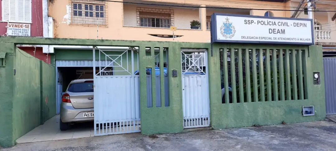 Professor substituto foi denunciado por importunação sexual contra adolescentes de 14 e 15 anos em Ilhéus, Bahia. A esc…