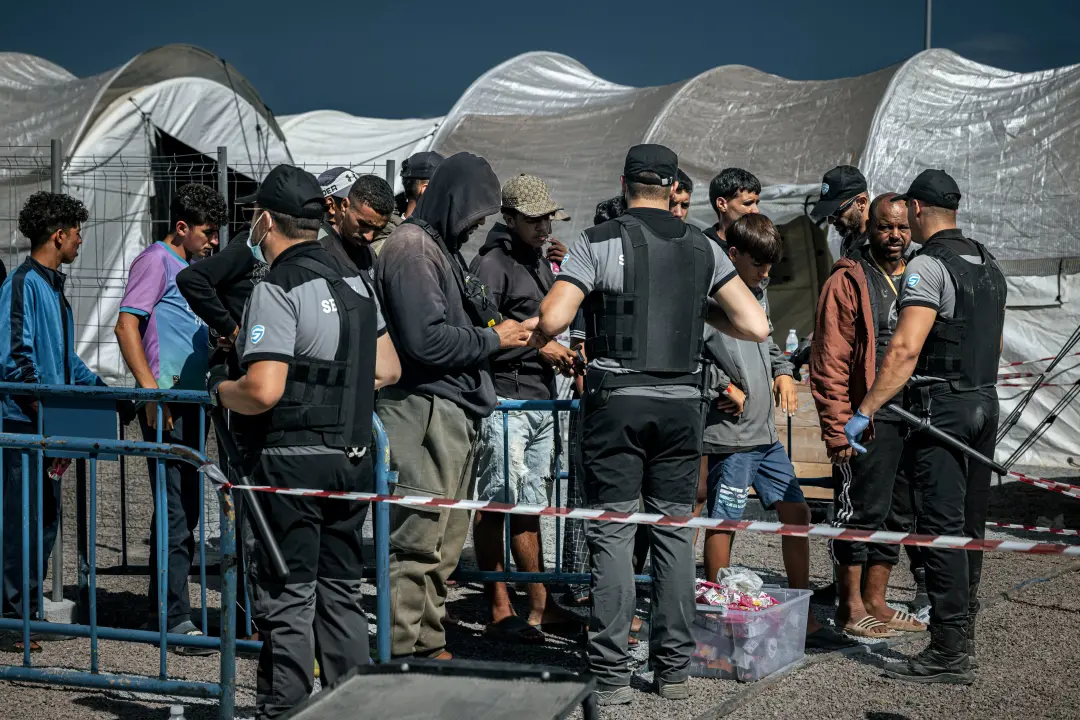 Puerto de Ceuta, disputa judicial sobre o acampamento de mais de 1.700 migrantes. O Sindicato Unificado de Polícia ques…