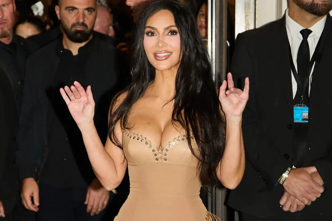 Kim Kardashian mudou três looks em uma noite na festa de inauguração da loja SKIMS em Londres. A ousadia das roupas mos…