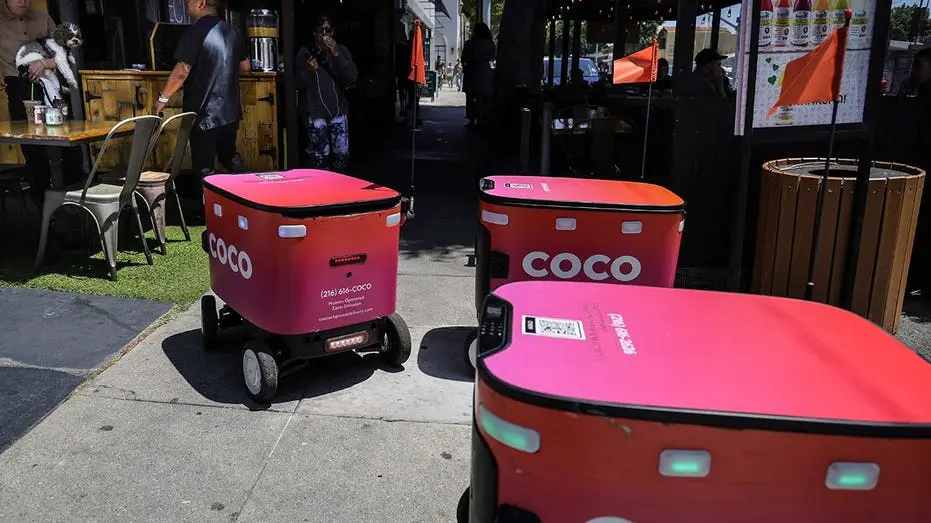 Chicago, EUA. Dezenas de robôs de entrega se aglomeraram na calçada da North Clark Street, criando um congestionamento.…