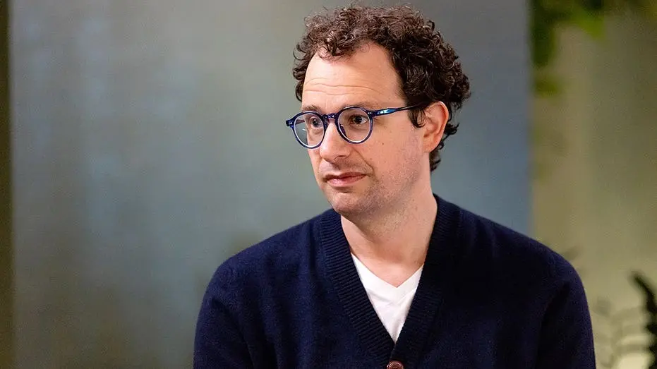 Dario Amodei, CEO da Anthropic, defende que empresas de IA precisam de fiscalização independente, como a METR, para pro…