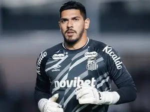 João Paulo fez a transição do Corinthians para o Santos na briga por vaga. A mudança demonstra a dinâmica do futebol br…