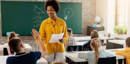 Bolsa de até R$ 1.050 por mês para estudantes de licenciatura novos em 2026, pelo programa Pé-de-Meia. É um incentivo i…