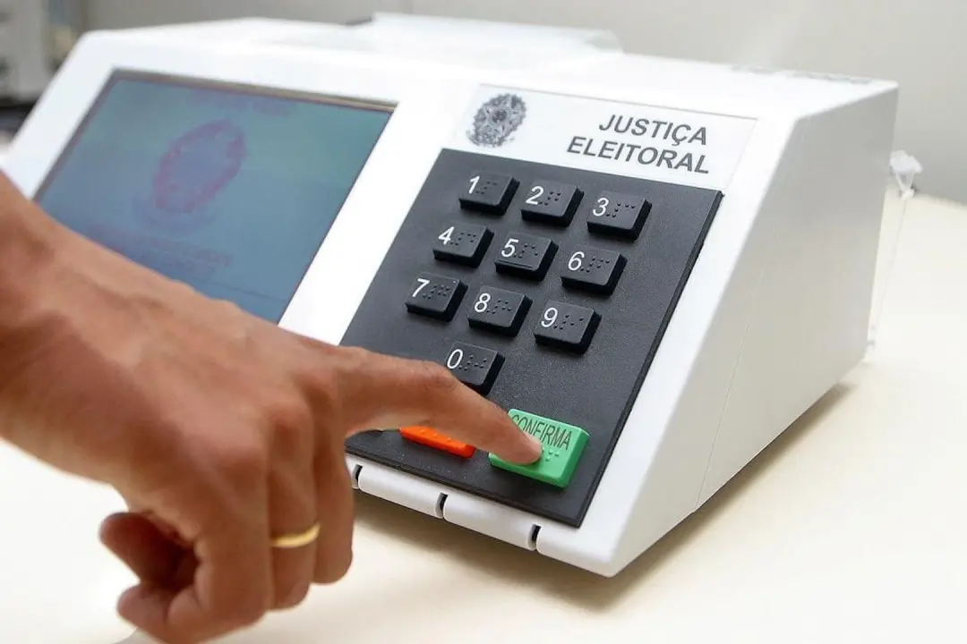 TSE suspende regra e presos provisórios poderão votar em 2026. Essa medida mantém o direito de voto para os mais de 200…