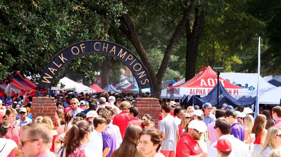 Ole Miss recebe Lane Kiffin no campus em Oxford, Mississippi, após 10 meses de separação. Essa volta traz um peso de te…