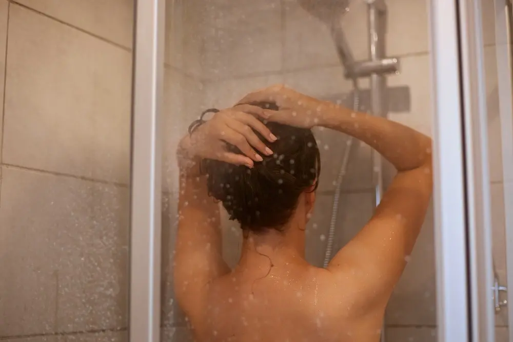 Três minutos bastam pra lavar o corpo no chuveiro, e cerca de cinco minutos com cabelo. O tempo maior não é só limpeza,…