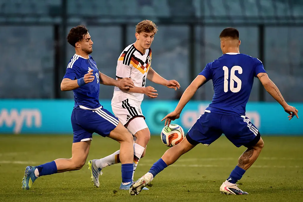 Isidoros Koutsidis, jovem grego contratado para o Braunschweig, teve estreia no jogo contra o Red Devils e saiu após no…