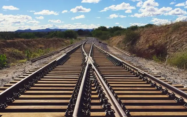 555,1 milhões de toneladas movidas por trens de carga em 2025, usando uma rede ferroviária com mais de 30 mil quilômetr…