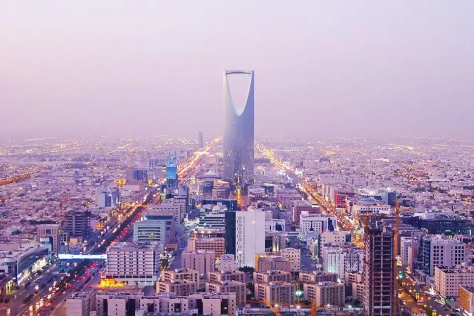 Arábia Saudita emitiu alertas de ameaça aérea em todo o país, com uma explosão sendo ouvida em Riade. A escalada de ten…