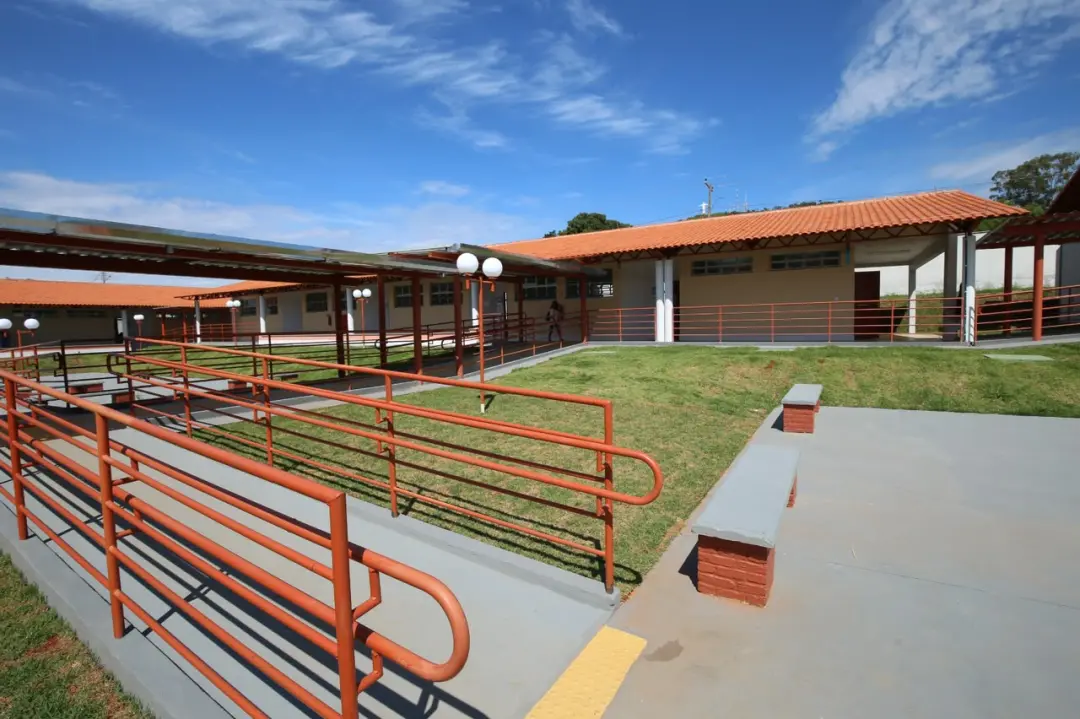 91,9 por cento das escolas públicas de Goiás têm recursos de acessibilidade em 2025, subindo de 76,5 por cento em 2019.…