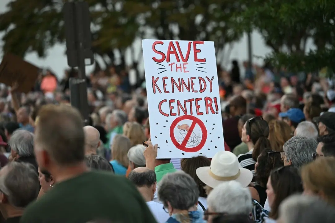 Manifestantes formaram corrente humana em Washington no Kennedy Center contra ameaça de demolição pelo Trump. A tentati…
