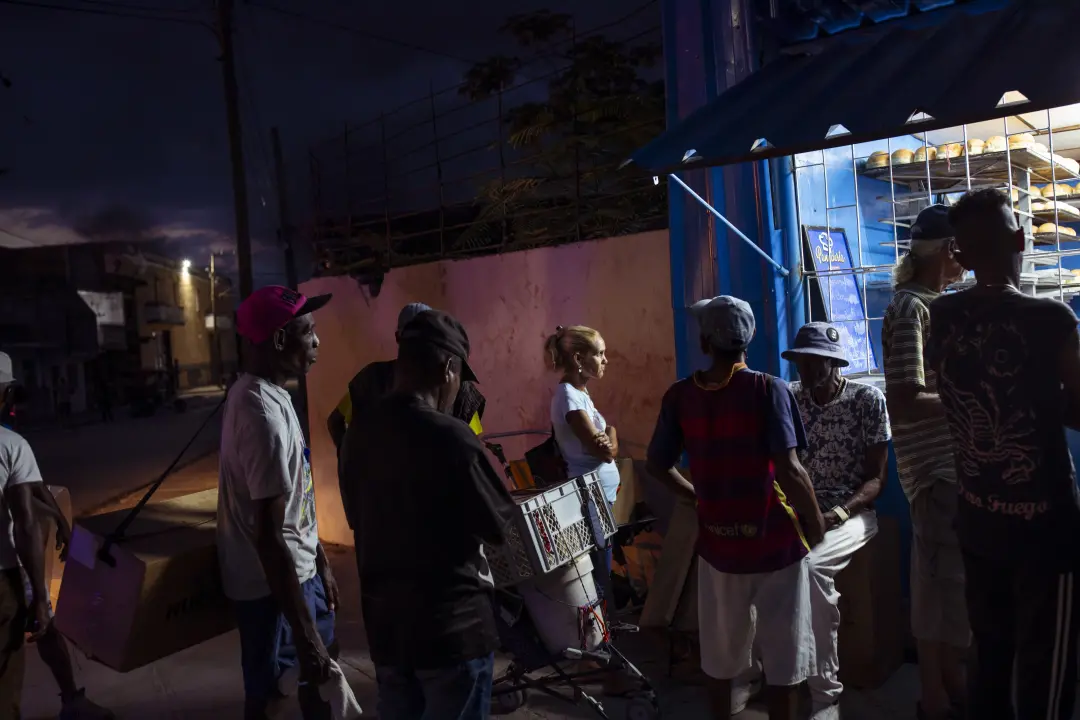 Milhares de contêineres com ajuda humanitaria para Cuba estão retidos no Caribe por causa das sanções dos EUA. Essa par…