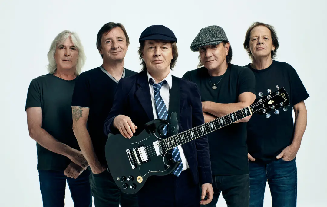 Angus Young, guitarrista do AC/DC, assinou um bebê de fã em um evento em Toronto. A banda compareceu ao pop up para com…