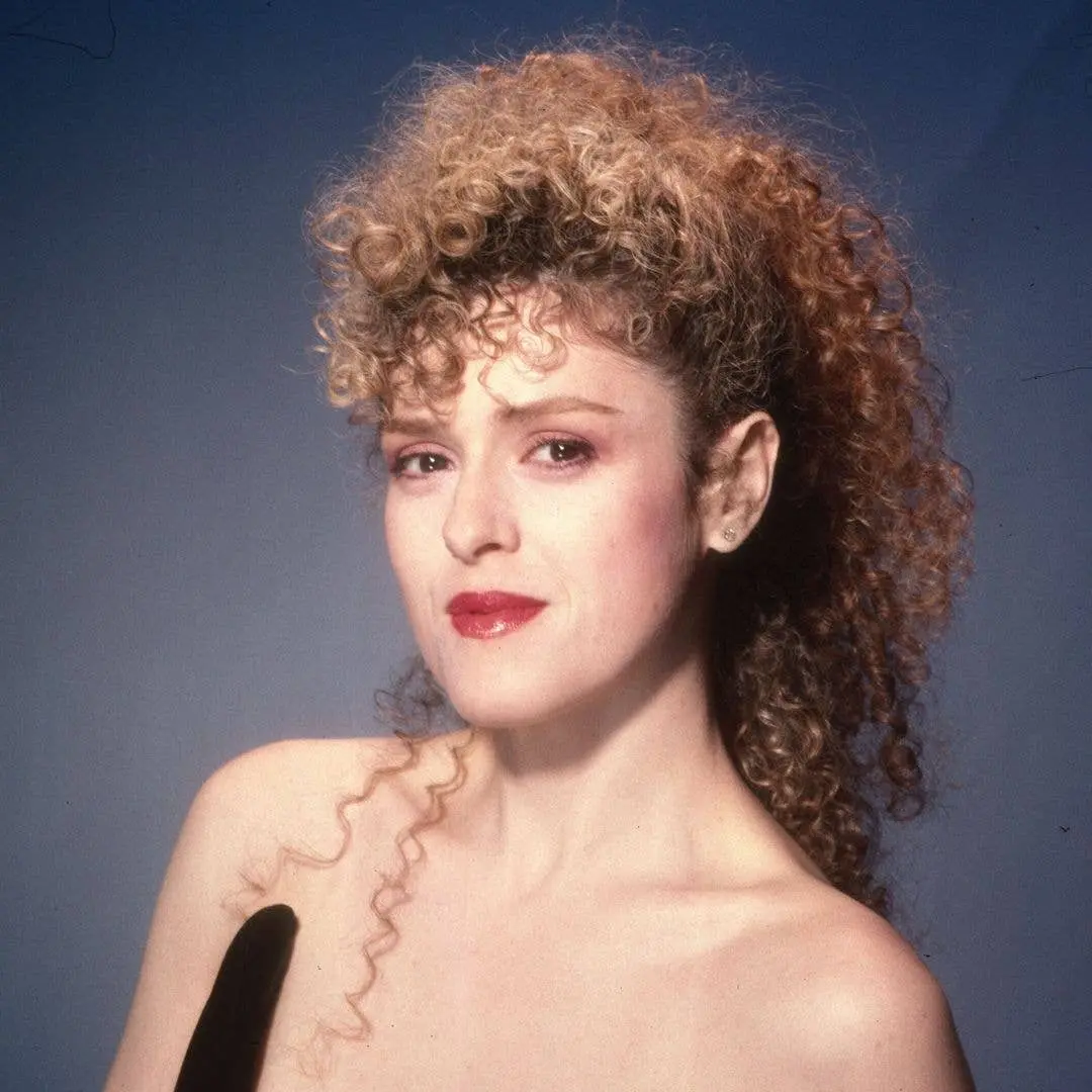 Bernadette Peters, ícone do teatro, apareceu aos 78 anos em estreia de filme em Nova York. A juventude dela é um lembre…