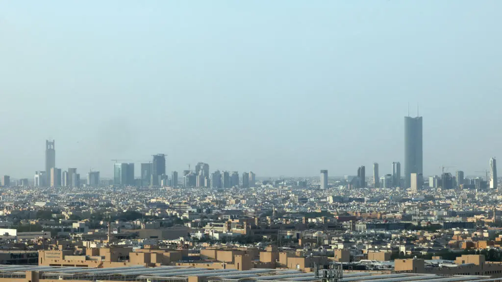Pluma de fumaça e chamas perto do aeroporto internacional de Riade, um tanque de combustível da Aramco estava em chamas…
