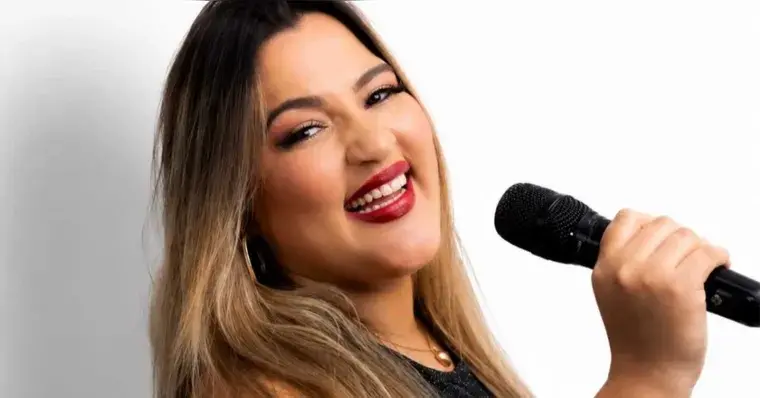 Juliana Franco, do grupo Pagode, chegou na semifinal de Estrelas da Casa após votação do público. Acho que essa competi…