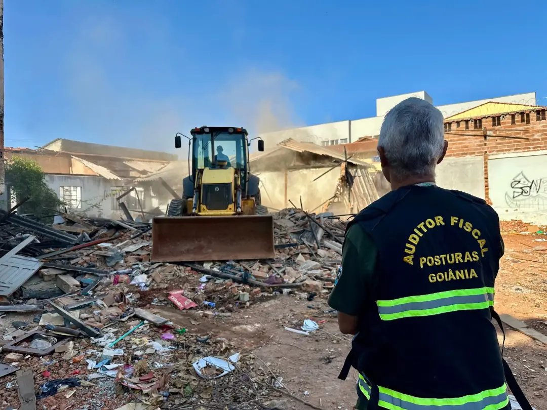 Imóvel abandonado há mais de dez anos na Rua 74, no Centro de Goiânia, foi demolido pela Prefeitura. Um espaço com risc…