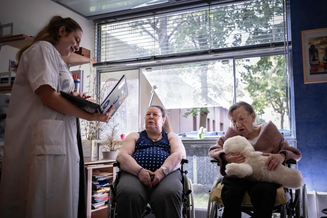 Livana, IA testada na França, conversa com paciente de 83 anos com Alzheimer, simulando o neto Bastien. A ferramenta po…