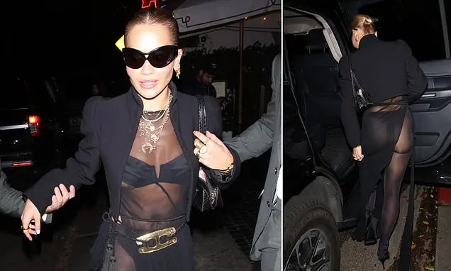 Rita Ora em vestido semi-transparente no Chateau Marmont em Los Angeles. A ousadia da roupa é um momento de exposição q…