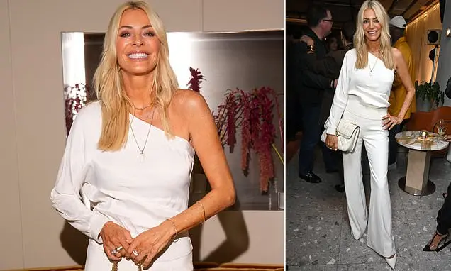 Tess Daly foi a um evento de 40 anos de colaboração entre loja de departamentos e Paul Smith. É bom ver que ela segue e…