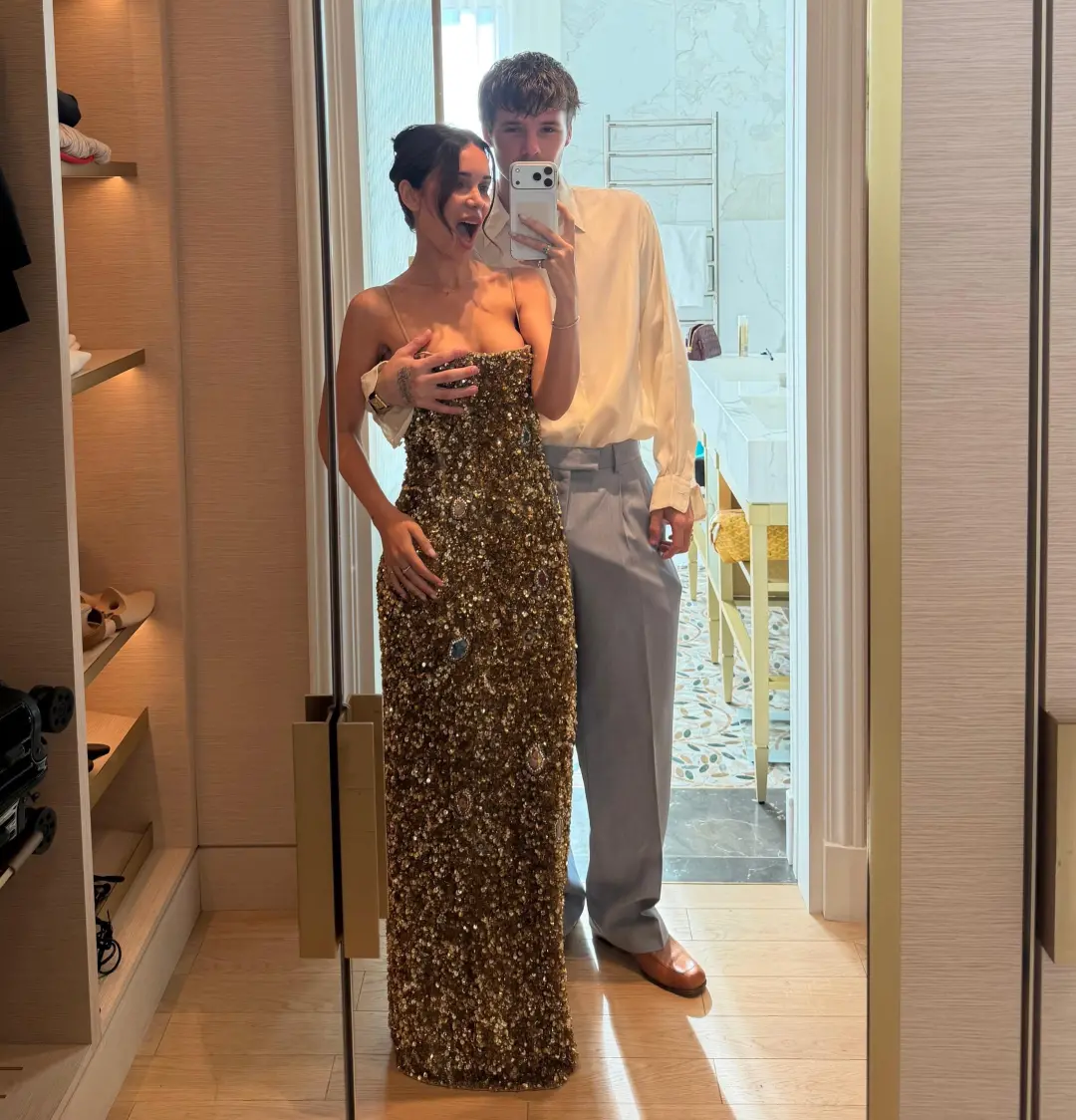 Cruz Beckham e Jackie Apostel apareceram juntos em uma foto íntima no quarto de hotel. A produção de Jackie acompanha o…