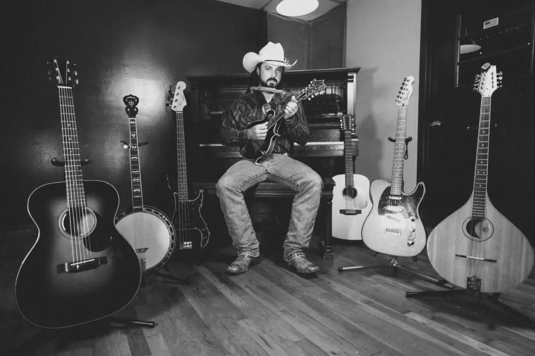 Ian Munsick lançou o álbum The Mountain Goat, misturando o estilo country com uma pegada mais indie e gravando em Deadw…