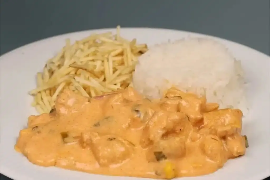 Strogonoff de frango cremoso feito com frango dourado, cebola, alho, molho de tomate, creme de leite e temperos simples…