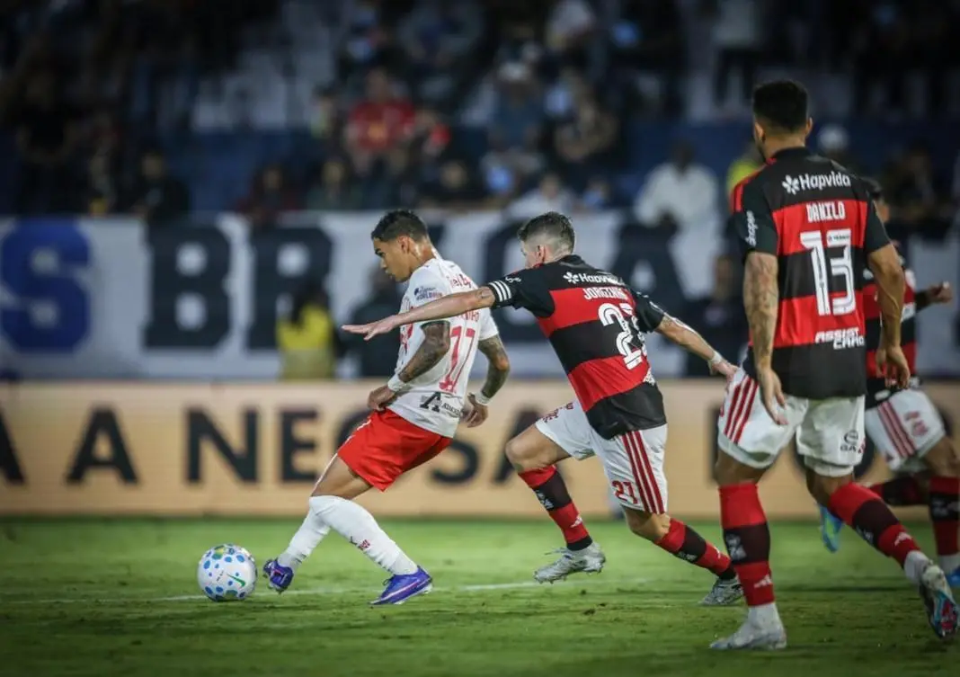 Domingo, 20 de setembro, Flamengo enfrenta Bragantino no Maracanã às 18h30. É o Fla que lidera o Brasileirão com 57 pon…