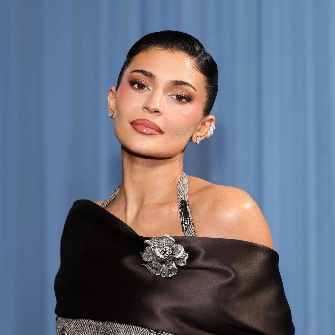 Kylie Jenner vendeu a mansão em Hidden Hills por 15,3 milhões de dólares, sendo que tinha anunciado 20,3 milhões em mar…